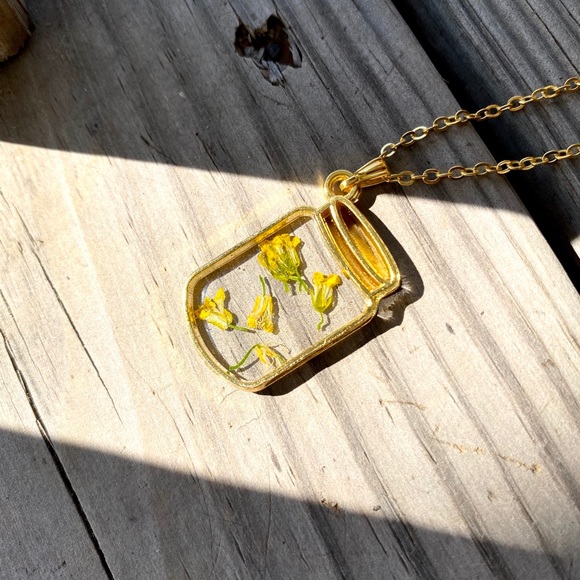 Real Dried Flower Mason Jar Necklace- BEAUTIFUL! - Picture 6 of 6
